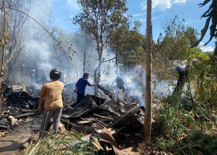Dua rumah kayu hangus terbakar di di Jorong Galanggang Tangah, Nagari Salayo, Kecamatan Kubung, Solok, Senin (2/6) siang. Foto: Bidang Damkar Solok