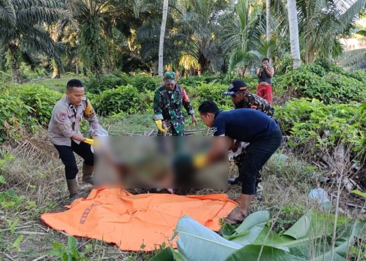 Unit Inafis Polres Pasaman Barat mengevakuasi korban. (foto: Dok. Polsek Kinali).