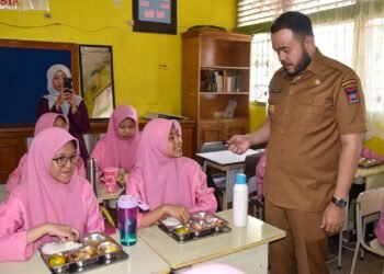 Wali Kota Padang Tinjau Langsung Pelaksanaan Perdana Program Makan Bergizi Gratis
