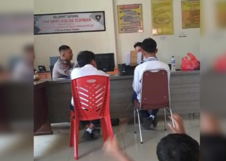 Dua pelajar korban dugaan penganiayaan dimintai keterangan oleh polisi di Polres Padang Panjang pada Senin (2/6) siang. Foto: IST