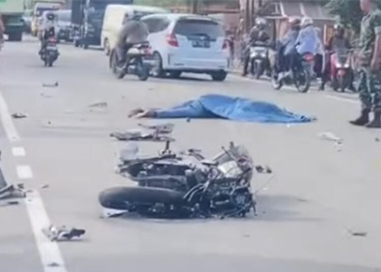 Korban kecelakaan lalu lintas di jalan lintas Padang–Bukittinggi, tepatnya di Sicincin, Padang Pariaman, Rabu (4/6) sekitar pukul 16.00 WIB, ditutup terpal.