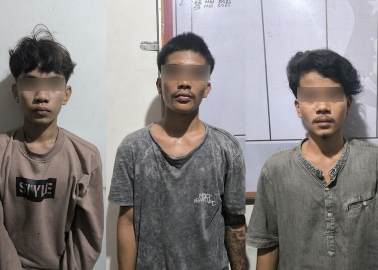 Polisi menangkap tiga terduga pencuri sekaligus pengeroyok dua remaha di Kecamatan Ranah Ampek Hulu Tapan, pada Rabu (4/6) dini hari. Foto: Polsek Basa Ampek Balai Tapan