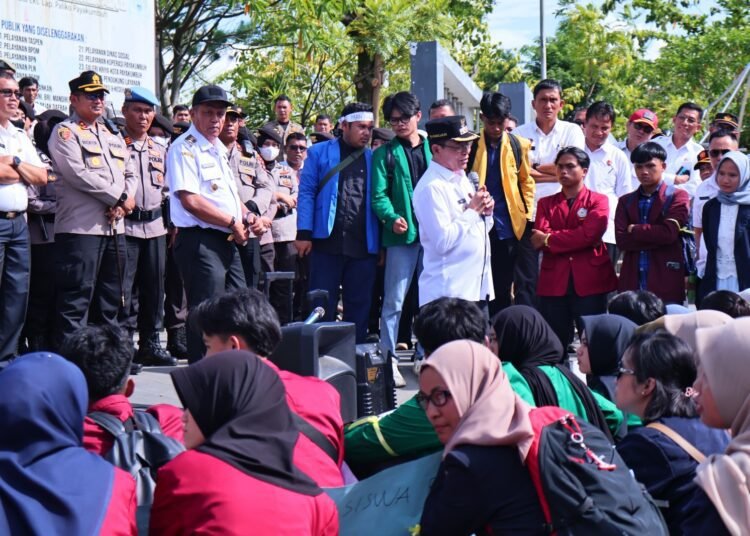 Wali Kota Payakumbuh, Zulmaeta, menyambut pendemo di halaman Kantor Balai Kota Payakumbuh pada Rabu (4/6). Foto: Pemko Payakumbuh