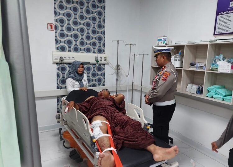 Korban kecelakaan lalu lintas tragis terjadi di Jalan Umum Padang–Bukittinggi, tepatnya di depan Koramil Sicincin, Kecamatan 2x11 Enam Lingkung, Padang Pariaman, Rabu (4/6), dirawat di rumah sakit.