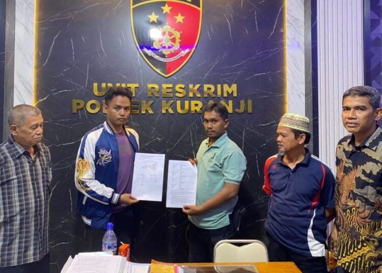 Pelaku membuat pernyataan ganti rugi di Mapolsek Kuranji Padang.