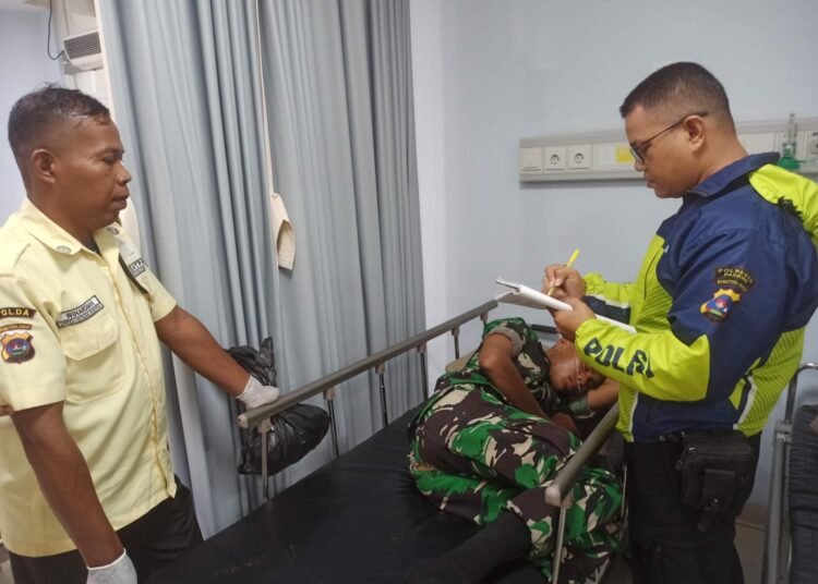 Seorang tentara dirawat di Rumah Sakit Semen Padang akibat kecelakaan minibus Toyota Calya di Jalan Bypass, depan Pergudangan Pinang Mas, Kecamatan Lubuk Begalung, Kota Padang, Sabtu (7/6/). Foto: Polresta Padang