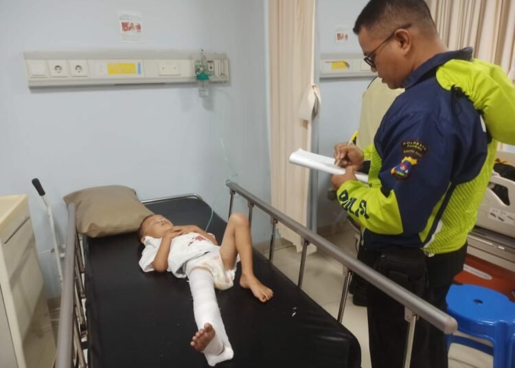 Seorang anak usia tiga tahun dirawat di Rumah Sakit Semen Padang akibat kecelakaan minibus Toyota Calya di Jalan Bypass, depan Pergudangan Pinang Mas, Kecamatan Lubuk Begalung, Kota Padang, Sabtu (7/6/). Foto: Polresta Padang