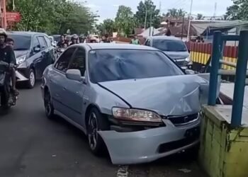 Sopir Diduga Mengantuk, Mobil Sedan Tabrak Halte Trans Padang,