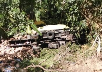 Truk Pengangkut Sabun dan Sampu Terjun ke Jurang di Tanah Datar