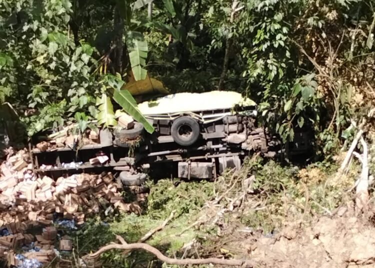 Sebuah truk bermuatan aneka sabun dan sampo masuk jurang di Jalan Raya Padang Panjang–Batusangkar, tepatnya di Batipuh Ateh, Kecamatan Batipuh, Tanah Datar, pada Minggu (7/6) sekitar 12.00 WIB.