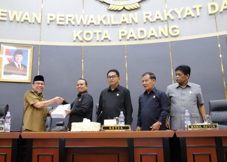 Pemko Padang menyampaikan dokumen Perubahan KUA-PPAS Tahun Anggaran 2025 kepada DPRD Kota Padang dalam Rapat Paripurna DPRD Kota Padang pada Selasa (10/6). Foto: Pemko Padang