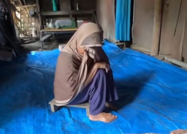 Lansia bernama Tina menangis lantaran uang tabungan dan emas miliknya raib digondol maling di rumahnya di Bukik Siangok, Jorong Pabalutan, Kecamatan Rambatan, Kabupaten Tanah Datar. IST