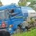 2 Truk Tangki Pertamina “Kencing” di Pinggir Jalan di Pesisir Selatan