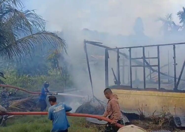 Petugas memadamkan api yang membakar rumah warga di Dusun Havea, Desa Sikakap, Kecamatan Sikakap, Kepulauan Mentawai, terbakar pada Rabu (11/6) sekitar pukul 14.40 WIB.