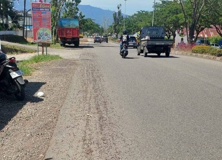 Tumpahan inti sawit berserakan di sepanjang Jalan Bypass Padang pada Rabu (11/6) siang. Foto: Herru Iriawan