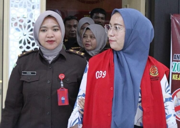 Kejari Padang mengeksekusi terpidana Diana Fitri terkait kasus penipuan dan penggelapan dalam transaksi jual beli mobil. Ia dieksekusi pada Selasa (10/6) di Rumah Tahanan Perempuan Kelas IIB Anak Air, Kota Padang. IST