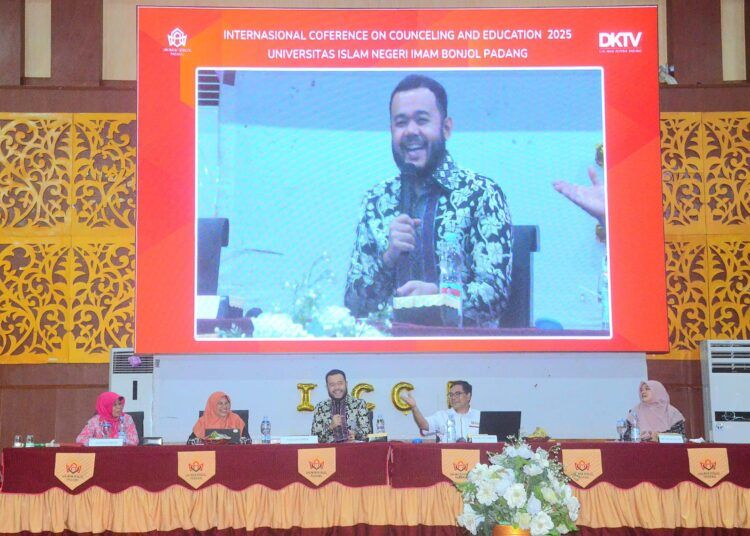Wali Kota Padang, Fadly Amran sebagai keynote speaker dalam ajang International Conference on Counseling and Education 2 Tahun 2025 di Auditorium Prof. Mahmud Yunus, Kampus II UIN-IB Padang. (foto: Diskominfo Padang).