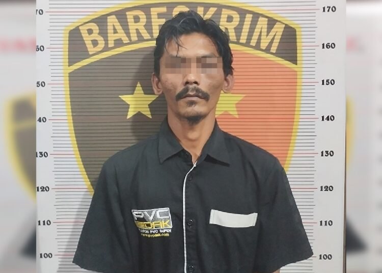 RK, ayah tiri yang diduga menyetubuhi anak tirinya, ditahan di Markas Polres 50 Kota pada Rabu (12/6). Foto: Polres 50 Kota