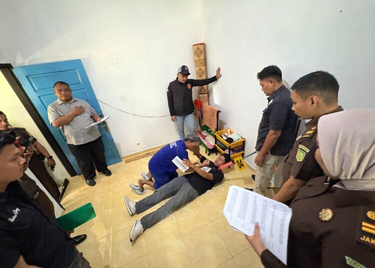 Pada Kamis (12/6) di Kafe Karisma di Bukit Ransam, Kampung Sungai Nipah, Kenagarian Painan Selatan, Kecamatan IV Jurai, tersangka memperagakan adegan dalam kasus dugaan pembunuhan yang dilakukannya. Foto: Polres Pesisir Selatan