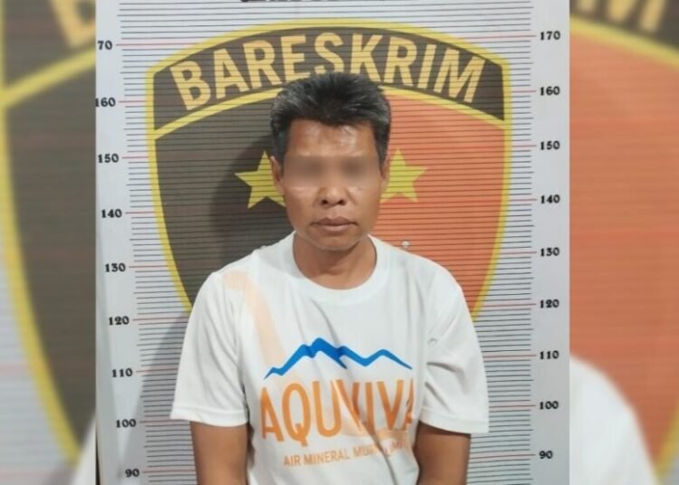 HM (48), pedagang buah di Pasar Limbanang, Jorong Ekor Parit, Nagarian Limbanang, Kecamatan Suliki, Limapuluh Kota, diperiksa di Markas Polres 50 Kota pada Rabu (11/6). Foto: Polres 50 Kota