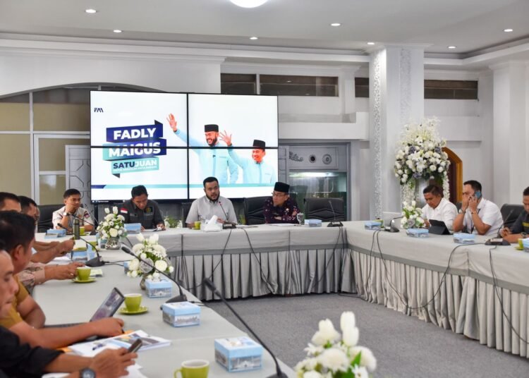 Wali Kota Padang, Fadly Amran, memimpin rakor tindak lanjut pembebasan lahan proyek normalisasi Batang Kandis di Rumah Dinas Wali Kota Padang pada Kamis (12/6). Foto: Pemko Padang