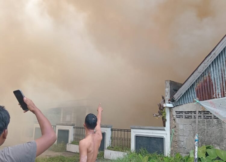 Kebakaran di Jalan Kelapa Gading VI, Kelurahan Ulak Karang Selatan, Kecamatan Padang Utara, Kota Padang, Sabtu (14/06/2025) sore.