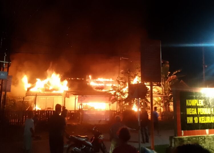 Kebakaran di Padang pada Minggu (15/6). (foto: IST).