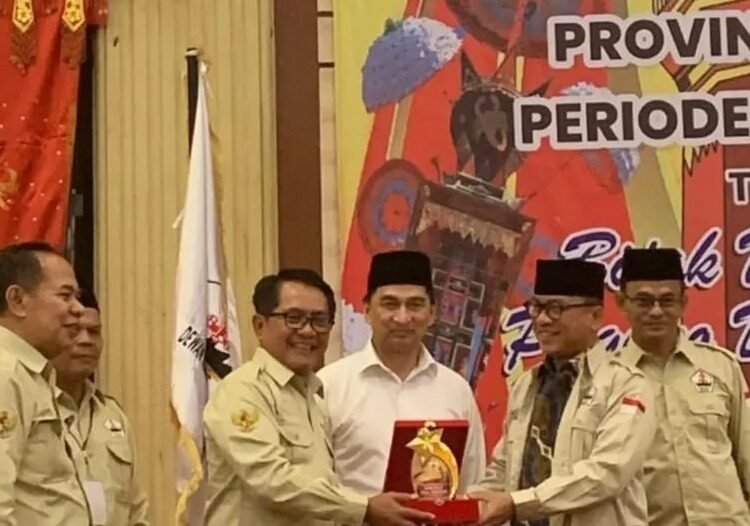 Bupati Padang Pariaman, John Kenedy Azis melantik pengurus Dewan Pimpinan Wilayah Persatuan Keluarga Daerah Piaman Provinsi Banten periode 2025–2030. (foto: Pemkab Padang Pariaman).