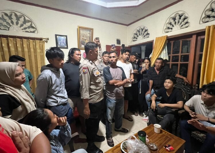 Puluhan warga geruduk rumah terduga pelaku penipuan pekerjaan di Padang. (foto: Dok. Polresta Padang).