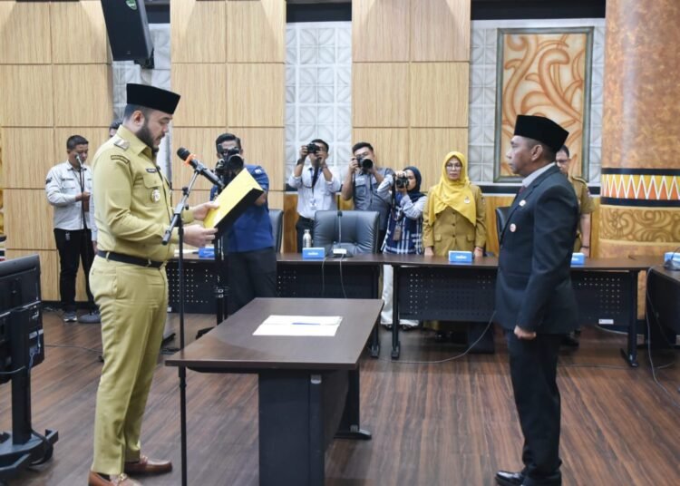 Wali Kota Padang Fadly Amran melantik Yudi Indra Sani sebagai Dewas Perumda PSM periode 2025–2029. (foto: Diskominfo Padang).