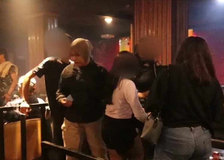 Petugas mengamankan sejumlah wanita di tempat hiburan malam. (foto: Instagram/Satpol PP Padang).