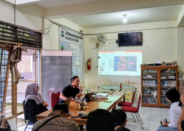 Koalisi Masyarakat Sipil Sumatera Barat saat Pers rilis di kantor Yayasan Citra Mandiri Mentawai. (foto: IST)