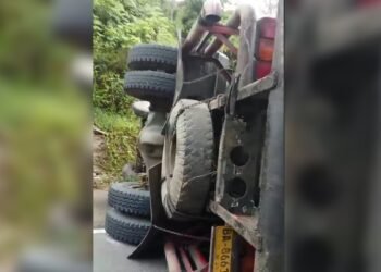 Video: Truk Tangki Minyak Terbalik di Pesisir Selatan