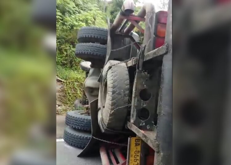 Tangkap layar video truk tangki minyak terbalik di Pesisir Selatan.