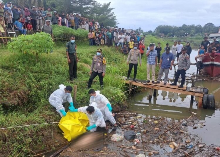 Polisi mengevakuasi mayat yang ditemukan di aliran Sungai Batang Anai, Korong Duku, Nagari Kasang, Kecamatan Batang Anai, Padang Pariaman, pada Selasa (17/6).