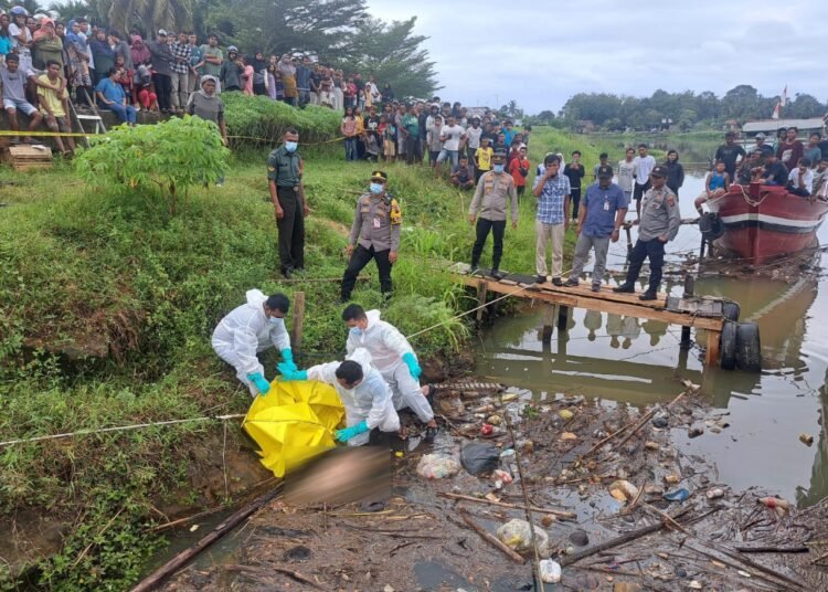 Proses evakuasi mayat tanpa kepala dan anggota tubuh lengkap di Sungai di Padang Pariaman pada Selasa (17/6). (foto: Dok. Polsek Batang Anai).