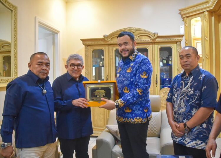 Wali Kota Padang Fadly Amran menerima kunjungan kerja dari jajaran Dewas Lembaga Kantor Berita Nasional Antara di kediaman resminya. (foto: Diskominfo Padang).
