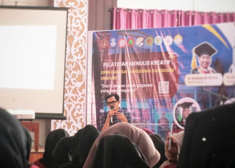 Presiden BEM Undhari memberikan sertifikat kepada Holy Adib sebagai pemateri pelatihan menulis artikel opini bagi mahasiswa kampus tersebut pada Minggu (15/6). Foto: Undhari