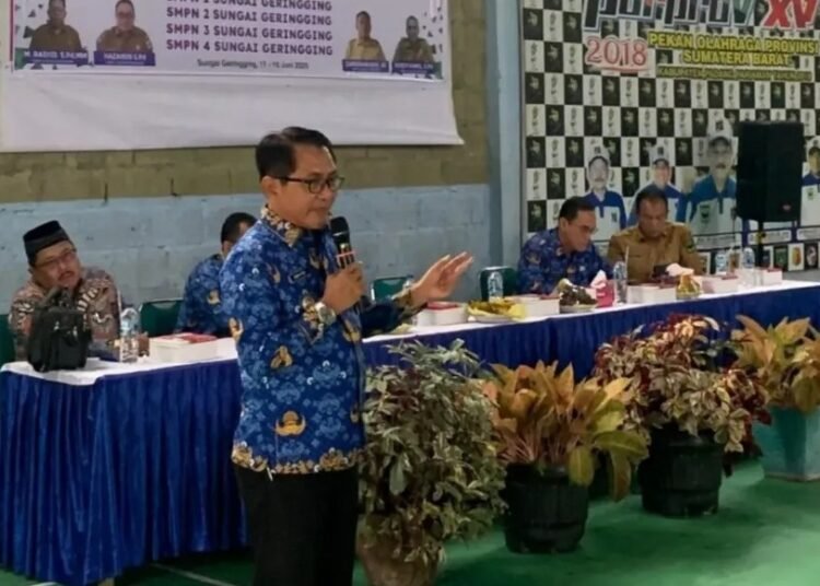 Bupati Padang Pariaman, John Kenedy Azis saat membuka Lokakarya Implementasi Kurikulum Merdeka dengan Pendekatan Pembelajaran Berdiferensiasi. (foto: Pemkab Padang Pariaman).