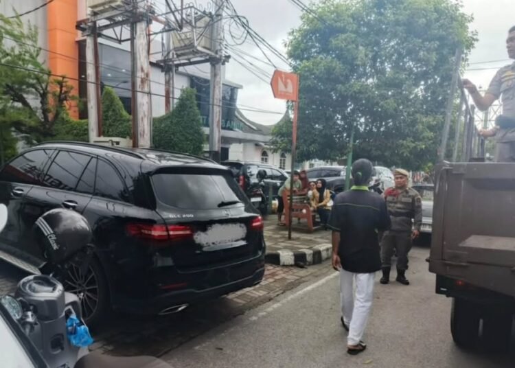 Petugas menertibkan parkir liar di Kota Padang. (foto: Instagram/Satpol PP Kota Padang).