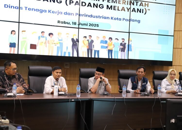 Wakil Wali Kota Padang, Maigus Nasir, menghadiri FGD bertema “Peningkatan Kompetensi Sumber Daya Manusia untuk mendukung program "Padang Melayani”. (foto: Diskominfo Padang).