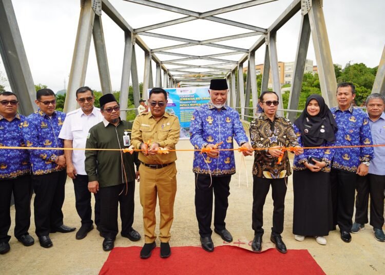 Gubernur Sumbar, Mahyeldi, didampingi Rektor Unand, Efa Yonnedi, meresmikan jembatan penghubung menuju RS Unand pada Selasa (17/6) di Kelurahan Limau Manis Selatan, Padang. Foto: Unand