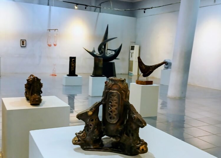 Sejumlah patung dipamerkan dalam pameran patung internasional bertajuk “Tribute to Arby Samah: Pelopor Patung Abstrak Indonesia” di Galeri Taman Budaya Sumbar, Padang, pada Rabu (18/6). Foto: Dharma Harisa