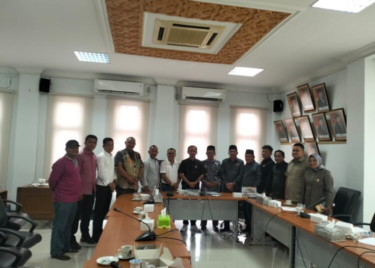 Pemimpin dan anggota Komisi II DPRD Dharmasraya mengadakan audiensi dengan ninik mamak Nagari Koto Nan IV Dibawuah dengan PT BRM di Gedung DPRD Dharmasraya pada Rabu (18/6). Foto: DPRD Dharmasraya
