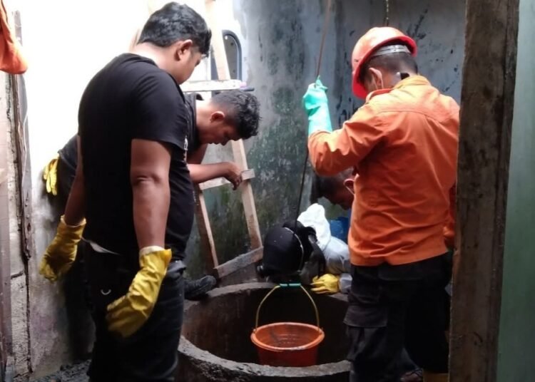 Petugas melakukan pembongkaran sumur tempat terkuburnya dua mahasiswi yang hilang setahun lalu.