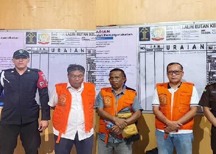 Kejari Pasaman Barat menahan tiga tersangka 20 hari di Rutan kelas IIB Padang sejak Kamis (19/6). Foto: IST