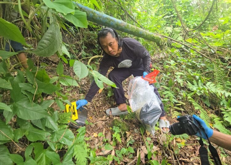 Pihak kepolisian mengamankan sejumlah barang bukti yang digunakan pelaku mutilasi di Padang Pariaman untuk menghabisi korban. (foto: Dok. Polres Padang Pariaman).