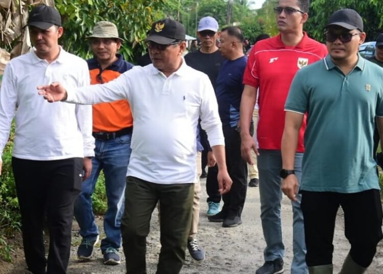 Bupati Padang Pariaman JKA kembali turun ke lapangan meninjau pelaksanaan Goro Akbar Jilid II. (foto: Pemkab Padang Pariaman).