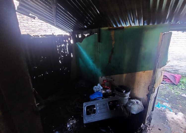 Rumah di Padang terbakar akibat ledakan gas. (foto: Dok. Damkar Padang).