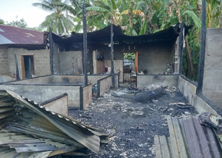 Sebuah rumah di Jalan Raya Padang—Painan, tepatnya di Kampung Dalam, Nagari Duku Utara, Kecamatan Koto XI Tarusan, Pesisir Selatan, terbakar pada Minggu (22/6) subuh.